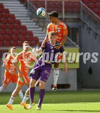 Fussball Bundesliga. SK Austria Klagenfurt gegen TSV Egger Glas Hartberg. Nicolas Binder,   (Klagenfurt),  Ibane Bowat (Hartberg).  Klagenfurt, am 7.4.2024.
Foto: Kuess
www.qspictures.net
---
pressefotos, pressefotografie, kuess, qs, qspictures, sport, bild, bilder, bilddatenbank
