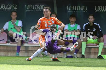 Fussball Bundesliga. SK Austria Klagenfurt gegen TSV Egger Glas Hartberg. Solomon Bonnah (Klagenfurt),  Ibane Bowat  (Hartberg).  Klagenfurt, am 7.4.2024.
Foto: Kuess
www.qspictures.net
---
pressefotos, pressefotografie, kuess, qs, qspictures, sport, bild, bilder, bilddatenbank