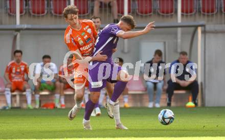 Fussball Bundesliga. SK Austria Klagenfurt gegen TSV Egger Glas Hartberg. Christopher Wernitznig  (Klagenfurt),   Julian Halwachs (Hartberg).  Klagenfurt, am 7.4.2024.
Foto: Kuess
www.qspictures.net
---
pressefotos, pressefotografie, kuess, qs, qspictures, sport, bild, bilder, bilddatenbank