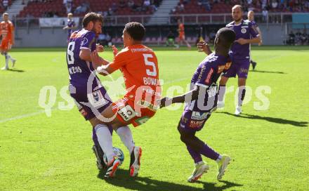 Fussball Bundesliga. SK Austria Klagenfurt gegen TSV Egger Glas Hartberg.  Kosmas Gkezos, Solomon Bonnah (Klagenfurt),   Ibane Bowat (Hartberg).  Klagenfurt, am 7.4.2024.
Foto: Kuess
www.qspictures.net
---
pressefotos, pressefotografie, kuess, qs, qspictures, sport, bild, bilder, bilddatenbank