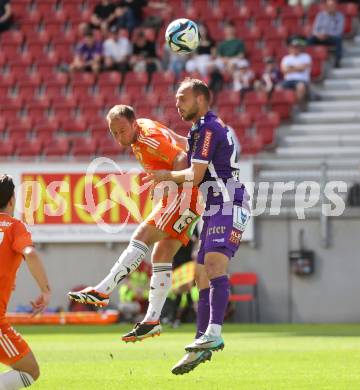 Fussball Bundesliga. SK Austria Klagenfurt gegen TSV Egger Glas Hartberg.  Rico Benatelli (Klagenfurt),  Tobias Kainz (Hartberg).  Klagenfurt, am 7.4.2024.
Foto: Kuess
www.qspictures.net
---
pressefotos, pressefotografie, kuess, qs, qspictures, sport, bild, bilder, bilddatenbank