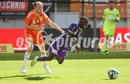 Fussball Bundesliga. SK Austria Klagenfurt gegen TSV Egger Glas Hartberg.  Solomon Bonnah (Klagenfurt), Mario Kroepfl  (Hartberg).  Klagenfurt, am 7.4.2024.
Foto: Kuess
www.qspictures.net
---
pressefotos, pressefotografie, kuess, qs, qspictures, sport, bild, bilder, bilddatenbank