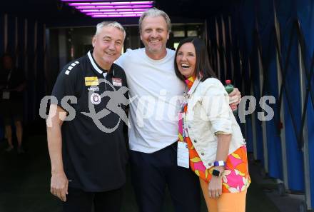 Fussball Bundesliga. SK Austria Klagenfurt gegen TSV Egger Glas Hartberg. Trainer Peter Pacult,  (Klagenfurt), Trainer Markus Schopp, Brigitte Annerl (Praesidentin TSV Hartberg)   (Hartberg).  Klagenfurt, am 7.4.2024.
Foto: Kuess
www.qspictures.net
---
pressefotos, pressefotografie, kuess, qs, qspictures, sport, bild, bilder, bilddatenbank