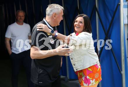 Fussball Bundesliga. SK Austria Klagenfurt gegen TSV Egger Glas Hartberg.  Trainer Peter Pacult,  (Klagenfurt),  Brigitte Annerl (Praesidentin TSV Hartberg).  Klagenfurt, am 7.4.2024.
Foto: Kuess
www.qspictures.net
---
pressefotos, pressefotografie, kuess, qs, qspictures, sport, bild, bilder, bilddatenbank