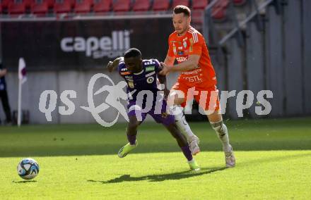 Fussball Bundesliga. SK Austria Klagenfurt gegen TSV Egger Glas Hartberg.  Solomon Bonnah,  (Klagenfurt),  Maximilian Entrup (Hartberg).  Klagenfurt, am 7.4.2024.
Foto: Kuess
www.qspictures.net
---
pressefotos, pressefotografie, kuess, qs, qspictures, sport, bild, bilder, bilddatenbank