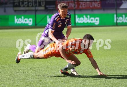 Fussball Bundesliga. SK Austria Klagenfurt gegen TSV Egger Glas Hartberg. Christopher Wernitznig,  (Klagenfurt), Ibane Bowat  (Hartberg).  Klagenfurt, am 7.4.2024.
Foto: Kuess
www.qspictures.net
---
pressefotos, pressefotografie, kuess, qs, qspictures, sport, bild, bilder, bilddatenbank