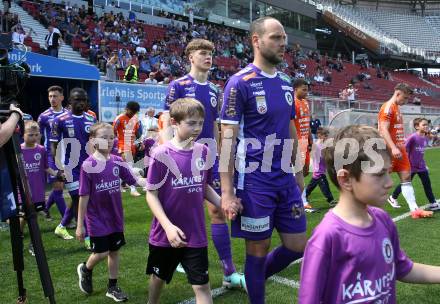 Fussball Bundesliga. SK Austria Klagenfurt gegen TSV Egger Glas Hartberg. Rico Benatelli, Jannik Robatsch  (Klagenfurt). Klagenfurt, am 7.4.2024.
Foto: Kuess
www.qspictures.net
---
pressefotos, pressefotografie, kuess, qs, qspictures, sport, bild, bilder, bilddatenbank