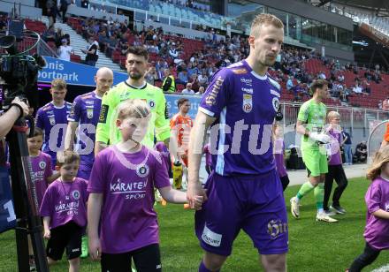 Fussball Bundesliga. SK Austria Klagenfurt gegen TSV Egger Glas Hartberg.  Christopher Cvetko, Phillip Menzel (Klagenfurt). Klagenfurt, am 7.4.2024.
Foto: Kuess
www.qspictures.net
---
pressefotos, pressefotografie, kuess, qs, qspictures, sport, bild, bilder, bilddatenbank