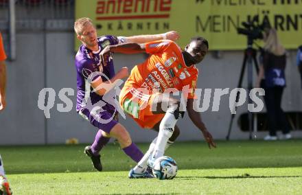 Fussball Bundesliga. SK Austria Klagenfurt gegen TSV Egger Glas Hartberg. Christopher Cvetko,   (Klagenfurt), Ousmane Diakite  (Hartberg).  Klagenfurt, am 7.4.2024.
Foto: Kuess
www.qspictures.net
---
pressefotos, pressefotografie, kuess, qs, qspictures, sport, bild, bilder, bilddatenbank