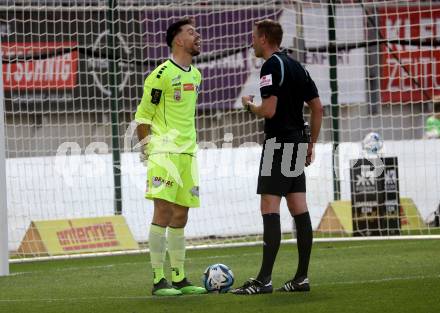 Fussball Bundesliga. SK Austria Klagenfurt gegen TSV Egger Glas Hartberg.  Phillip Menzel,  (Klagenfurt), Schiedsrichter Florian Jaeger. Klagenfurt, am 7.4.2024.
Foto: Kuess
www.qspictures.net
---
pressefotos, pressefotografie, kuess, qs, qspictures, sport, bild, bilder, bilddatenbank