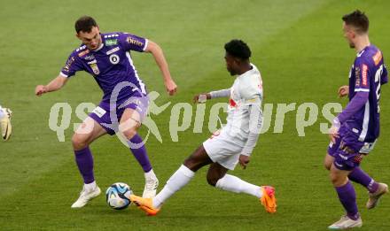 Fussball Bundesliga. SK Austria Klagenfurt gegen FC Red Bull Salzburg. Andrew Irving,   (Klagenfurt),  Amankwah Forson (Salzburg).  Klagenfurt, am 24.4.2024.
Foto: Kuess
www.qspictures.net
---
pressefotos, pressefotografie, kuess, qs, qspictures, sport, bild, bilder, bilddatenbank