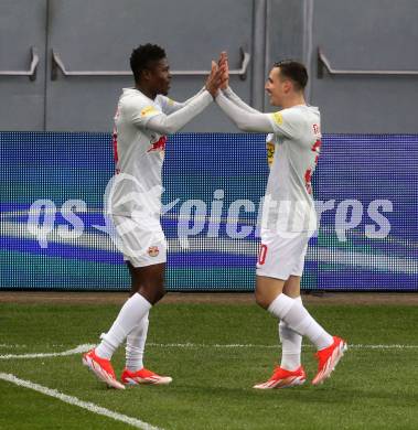 Fussball Bundesliga. SK Austria Klagenfurt gegen FC Red Bull Salzburg.  Torjubel Karim Konate, Oscar Gloukh (Salzburg).  Klagenfurt, am 24.4.2024.
Foto: Kuess
www.qspictures.net
---
pressefotos, pressefotografie, kuess, qs, qspictures, sport, bild, bilder, bilddatenbank