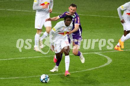 Fussball Bundesliga. SK Austria Klagenfurt gegen FC Red Bull Salzburg.  Andrew Irving, (Klagenfurt), Mamady Diambou   (Salzburg).  Klagenfurt, am 24.4.2024.
Foto: Kuess
www.qspictures.net
---
pressefotos, pressefotografie, kuess, qs, qspictures, sport, bild, bilder, bilddatenbank