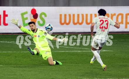 Fussball Bundesliga. SK Austria Klagenfurt gegen FC Red Bull Salzburg. Phillip Menzel,   (Klagenfurt), Roko Simic  (Salzburg).  Klagenfurt, am 24.4.2024.
Foto: Kuess
www.qspictures.net
---
pressefotos, pressefotografie, kuess, qs, qspictures, sport, bild, bilder, bilddatenbank