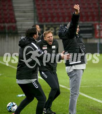 Fussball Bundesliga. SK Austria Klagenfurt gegen FC Red Bull Salzburg.  Jubel Sandro Zakany, Co-Trainer Martin Lassnig, Trainer Peter Pacult (Klagenfurt).  Klagenfurt, am 24.4.2024.
Foto: Kuess
www.qspictures.net
---
pressefotos, pressefotografie, kuess, qs, qspictures, sport, bild, bilder, bilddatenbank