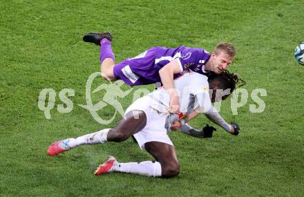 Fussball Bundesliga. SK Austria Klagenfurt gegen FC Red Bull Salzburg. Christopher CVetko,   (Klagenfurt),  Oumar Mickael Solet Bomawoko (Salzburg).  Klagenfurt, am 24.4.2024.
Foto: Kuess
www.qspictures.net
---
pressefotos, pressefotografie, kuess, qs, qspictures, sport, bild, bilder, bilddatenbank