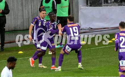 Fussball Bundesliga. SK Austria Klagenfurt gegen FC Red Bull Salzburg.  Torjubel Sinan Karweina, Solomon Bonnah, Andrew Irving (Klagenfurt).  Klagenfurt, am 24.4.2024.
Foto: Kuess
www.qspictures.net
---
pressefotos, pressefotografie, kuess, qs, qspictures, sport, bild, bilder, bilddatenbank