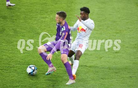 Fussball Bundesliga. SK Austria Klagenfurt gegen FC Red Bull Salzburg. Max Besuschkow,   (Klagenfurt),  Amankwah Forson (Salzburg).  Klagenfurt, am 24.4.2024.
Foto: Kuess
www.qspictures.net
---
pressefotos, pressefotografie, kuess, qs, qspictures, sport, bild, bilder, bilddatenbank