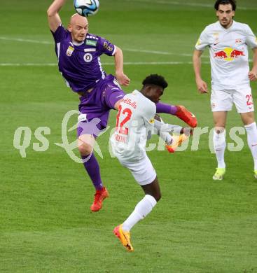 Fussball Bundesliga. SK Austria Klagenfurt gegen FC Red Bull Salzburg. Nicolas Wimmer,  (Klagenfurt),  Amankwah Forson  (Salzburg).  Klagenfurt, am 24.4.2024.
Foto: Kuess
www.qspictures.net
---
pressefotos, pressefotografie, kuess, qs, qspictures, sport, bild, bilder, bilddatenbank