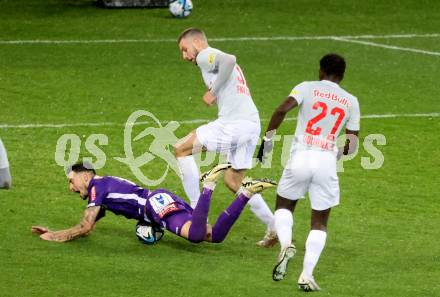 Fussball Bundesliga. SK Austria Klagenfurt gegen FC Red Bull Salzburg. Sinan Karweina,   (Klagenfurt), Strahinja Pavlovic  (Salzburg).  Klagenfurt, am 24.4.2024.
Foto: Kuess
www.qspictures.net
---
pressefotos, pressefotografie, kuess, qs, qspictures, sport, bild, bilder, bilddatenbank