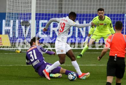 Fussball Bundesliga. SK Austria Klagenfurt gegen FC Red Bull Salzburg.  Thorsten Mahrer,  (Klagenfurt),  Karim Konate (Salzburg).  Klagenfurt, am 24.4.2024.
Foto: Kuess
www.qspictures.net
---
pressefotos, pressefotografie, kuess, qs, qspictures, sport, bild, bilder, bilddatenbank