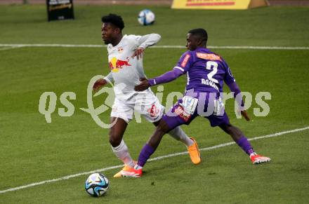 Fussball Bundesliga. SK Austria Klagenfurt gegen FC Red Bull Salzburg.  Solomon Bonnah,  (Klagenfurt),  Amankwah Forson (Salzburg).  Klagenfurt, am 24.4.2024.
Foto: Kuess
www.qspictures.net
---
pressefotos, pressefotografie, kuess, qs, qspictures, sport, bild, bilder, bilddatenbank