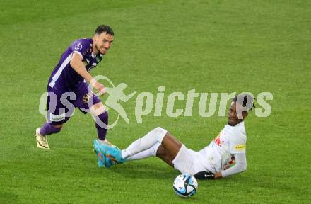 Fussball Bundesliga. SK Austria Klagenfurt gegen FC Red Bull Salzburg. Sinan Karweina,   (Klagenfurt), Daouda Guindo  (Salzburg).  Klagenfurt, am 24.4.2024.
Foto: Kuess
www.qspictures.net
---
pressefotos, pressefotografie, kuess, qs, qspictures, sport, bild, bilder, bilddatenbank