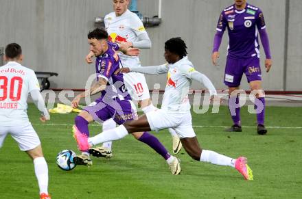 Fussball Bundesliga. SK Austria Klagenfurt gegen FC Red Bull Salzburg.  Sinan Karweina,  (Klagenfurt),  Mamady Diambou (Salzburg).  Klagenfurt, am 24.4.2024.
Foto: Kuess
www.qspictures.net
---
pressefotos, pressefotografie, kuess, qs, qspictures, sport, bild, bilder, bilddatenbank