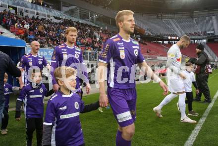 Fussball Bundesliga. SK Austria Klagenfurt gegen FC Red Bull Salzburg.  Christopher Cvetko, Jonas Arweiler, Nicolas Wimmer (Klagenfurt).  Klagenfurt, am 24.4.2024.
Foto: Kuess
www.qspictures.net
---
pressefotos, pressefotografie, kuess, qs, qspictures, sport, bild, bilder, bilddatenbank