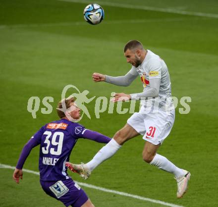 Fussball Bundesliga. SK Austria Klagenfurt gegen FC Red Bull Salzburg. Jonas Arweiler,   (Klagenfurt),  Strahinja Pavlovic (Salzburg).  Klagenfurt, am 24.4.2024.
Foto: Kuess
www.qspictures.net
---
pressefotos, pressefotografie, kuess, qs, qspictures, sport, bild, bilder, bilddatenbank