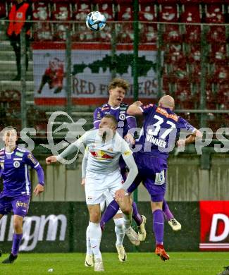 Fussball Bundesliga. SK Austria Klagenfurt gegen FC Red Bull Salzburg.  Jannik Robatsch, Nicolas Wimmer, (Klagenfurt),   Strahinja Pavlovic (Salzburg).  Klagenfurt, am 24.4.2024.
Foto: Kuess
www.qspictures.net
---
pressefotos, pressefotografie, kuess, qs, qspictures, sport, bild, bilder, bilddatenbank