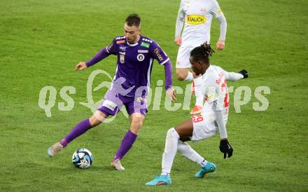 Fussball Bundesliga. SK Austria Klagenfurt gegen FC Red Bull Salzburg. Max Besuschkow,  (Klagenfurt),  Daouda Guindo  (Salzburg).  Klagenfurt, am 24.4.2024.
Foto: Kuess
www.qspictures.net
---
pressefotos, pressefotografie, kuess, qs, qspictures, sport, bild, bilder, bilddatenbank