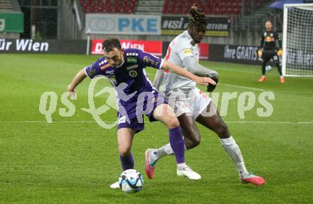 Fussball Bundesliga. SK Austria Klagenfurt gegen FC Red Bull Salzburg.  Andrew Irving, (Klagenfurt),   Oumar Mickael Solet Bomawoko (Salzburg).  Klagenfurt, am 24.4.2024.
Foto: Kuess
www.qspictures.net
---
pressefotos, pressefotografie, kuess, qs, qspictures, sport, bild, bilder, bilddatenbank