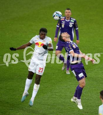 Fussball Bundesliga. SK Austria Klagenfurt gegen FC Red Bull Salzburg.   Andrew Irving, (Klagenfurt),  Lucas Gourna-Douath  (Salzburg).  Klagenfurt, am 24.4.2024.
Foto: Kuess
www.qspictures.net
---
pressefotos, pressefotografie, kuess, qs, qspictures, sport, bild, bilder, bilddatenbank