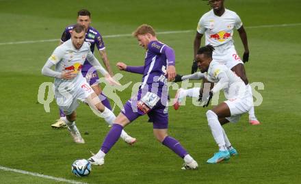 Fussball Bundesliga. SK Austria Klagenfurt gegen FC Red Bull Salzburg.  Jonas Arweiler,  (Klagenfurt), Strahinja Pavlovic, Daouda Guindo  (Salzburg).  Klagenfurt, am 24.4.2024.
Foto: Kuess
www.qspictures.net
---
pressefotos, pressefotografie, kuess, qs, qspictures, sport, bild, bilder, bilddatenbank