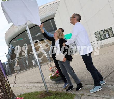 Fussball. SK Austria Klagenfurt. Einweihung Freddy-Hohenberger-Platz.  Uschi Hohenberger, Franz Petritz. Klagenfurt, 5.5.2024.
Foto: Kuess
www.qspictures.net
---
pressefotos, pressefotografie, kuess, qs, qspictures, sport, bild, bilder, bilddatenbank