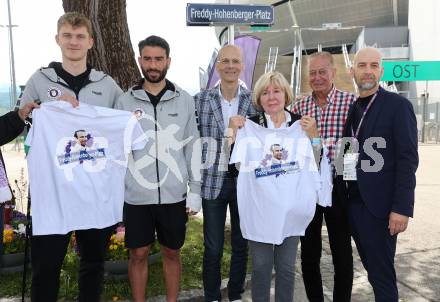 Fussball. SK Austria Klagenfurt. Einweihung Freddy-Hohenberger-Platz.  Nicolas Binder, Kosmas Gkezos, Herbert Matschek, Uschi Hohenberger, Walter Ludescher, Guenther Gorenzel. Klagenfurt, 5.5.2024.
Foto: Kuess
www.qspictures.net
---
pressefotos, pressefotografie, kuess, qs, qspictures, sport, bild, bilder, bilddatenbank