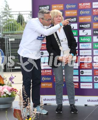 Fussball. SK Austria Klagenfurt. Einweihung Freddy-Hohenberger-Platz.  Franz Petritz, Uschi Hohenberger. Klagenfurt, 5.5.2024.
Foto: Kuess
www.qspictures.net
---
pressefotos, pressefotografie, kuess, qs, qspictures, sport, bild, bilder, bilddatenbank