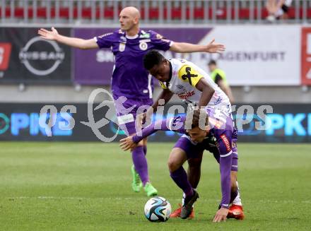 Fussball Bundesliga. SK Austria Klagenfurt gegen LASK.  Till Schumacher, (Klagenfurt), Moses Usor   (LASK).  Klagenfurt, am 5.5.2024.
Foto: Kuess
www.qspictures.net
---
pressefotos, pressefotografie, kuess, qs, qspictures, sport, bild, bilder, bilddatenbank