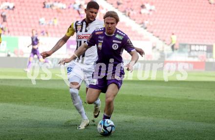 Fussball Bundesliga. SK Austria Klagenfurt gegen LASK.  Aaron Sky Schwarz,,  (Klagenfurt),  Andres Alberto Andrade Cedeno (LASK).  Klagenfurt, am 5.5.2024.
Foto: Kuess
www.qspictures.net
---
pressefotos, pressefotografie, kuess, qs, qspictures, sport, bild, bilder, bilddatenbank