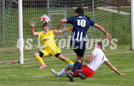 Fussball 2. KLasse C. Oberes Metnitztal gegen Strassburg. Samuel Leiter, Christian Michael Daniel  (Metnitztal),  Felix Andreas Schmoelzer  (Strassburg). Grades, am 18.5.2024.
Foto: Kuess
www.qspictures.net
---
pressefotos, pressefotografie, kuess, qs, qspictures, sport, bild, bilder, bilddatenbank