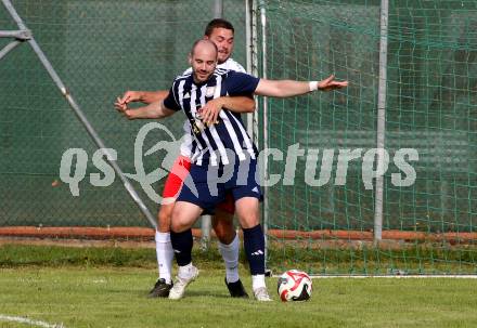 Fussball 2. KLasse C. Oberes Metnitztal gegen Strassburg.  Christopher Seiss (Metnitztal),  Christoph Hubert Feichter  (Strassburg). Grades, am 18.5.2024.
Foto: Kuess
www.qspictures.net
---
pressefotos, pressefotografie, kuess, qs, qspictures, sport, bild, bilder, bilddatenbank