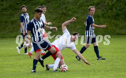 Fussball 2. KLasse C. Oberes Metnitztal gegen Strassburg. Jakob Gabriel Holzer  (Metnitztal),   Vladimir Dojcinovic (Strassburg). Grades, am 18.5.2024.
Foto: Kuess
www.qspictures.net
---
pressefotos, pressefotografie, kuess, qs, qspictures, sport, bild, bilder, bilddatenbank
