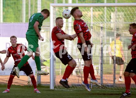 Fussball. Kaerntner Liga. Landskron gegen ATUS Ferlach.  Philipp Gatti,  (Landskron), Martin Posratschnig, Julian Voelz  (Ferlach). Landskron, am 29.5.2024.
Foto: Kuess
www.qspictures.net
---
pressefotos, pressefotografie, kuess, qs, qspictures, sport, bild, bilder, bilddatenbank