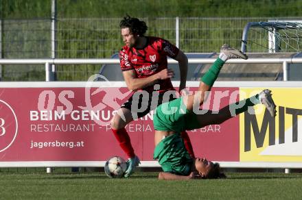 Fussball. Kaerntner Liga. Landskron gegen ATUS Ferlach. Nico Armin El Hasnaoui  (Landskron),  Stephan Buergler (Ferlach). Landskron, am 29.5.2024.
Foto: Kuess
www.qspictures.net
---
pressefotos, pressefotografie, kuess, qs, qspictures, sport, bild, bilder, bilddatenbank