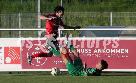 Fussball. Kaerntner Liga. Landskron gegen ATUS Ferlach. Nico Armin El Hasnaoui  (Landskron),  Stephan Buergler (Ferlach). Landskron, am 29.5.2024.
Foto: Kuess
www.qspictures.net
---
pressefotos, pressefotografie, kuess, qs, qspictures, sport, bild, bilder, bilddatenbank