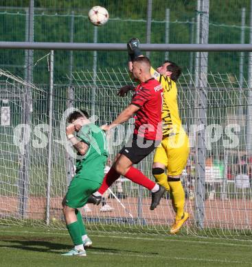 Fussball. Kaerntner Liga. Landskron gegen ATUS Ferlach.  Martin Koller, Nemanja Lukic (Landskron), Martin Posratschnig  (Ferlach). Landskron, am 29.5.2024.
Foto: Kuess
www.qspictures.net
---
pressefotos, pressefotografie, kuess, qs, qspictures, sport, bild, bilder, bilddatenbank