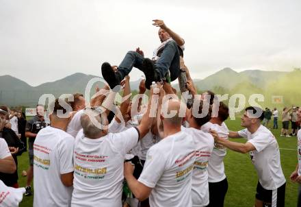 Fussball 1. Klasse C. Ludmannsdorf gegen Oberglan.. Meisterjubel, Trainer Wolfgang Andreas Eberhard   (Ludmannsdorf). Ludmannsdorf, am 9.6.2024.
Foto: Kuess
www.qspictures.net
---
pressefotos, pressefotografie, kuess, qs, qspictures, sport, bild, bilder, bilddatenbank