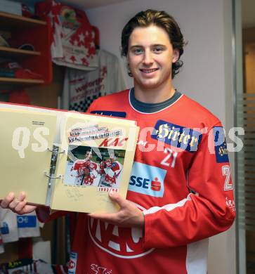 Eishockey. Besuch von Marco Kasper bei KAC Archivar Robert Platzer. Marco Kasper. Hermagor, am 4.7.2024.
Foto: Kuess
www.qspictures.net
---
pressefotos, pressefotografie, kuess, qs, qspictures, sport, bild, bilder, bilddatenbank