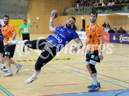 Handball Bundesliga. SC Ferlach gegen HSG Holding Graz. Milicevic Adrian   (Ferlach),     Albek Joszef (Graz).  Ferlach, am 23.11.2024.
Foto: Kuess
www.qspictures.net
---
pressefotos, pressefotografie, kuess, qs, qspictures, sport, bild, bilder, bilddatenbank